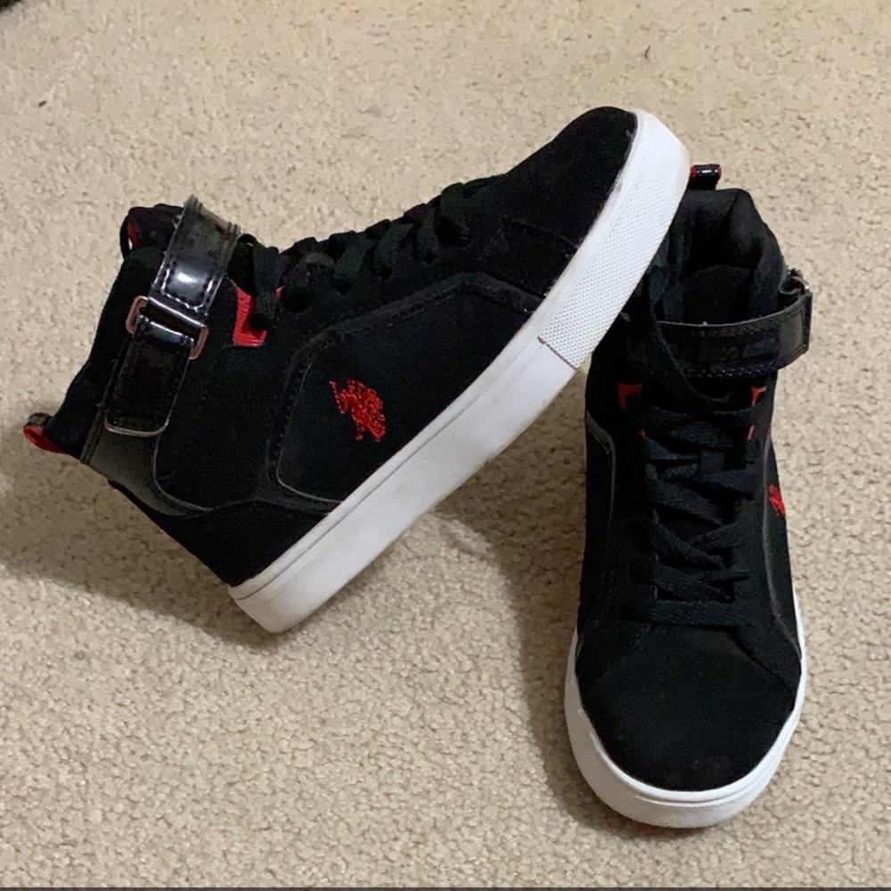 Tennis shoes